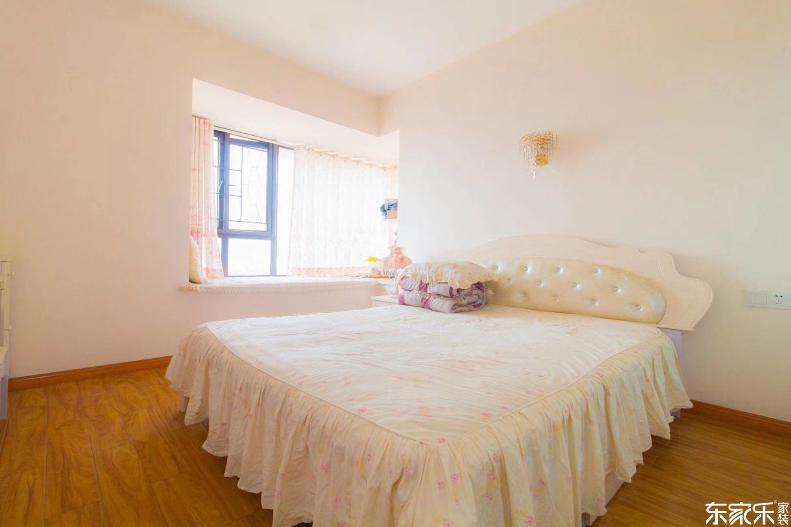 98平現(xiàn)代簡約風格主臥裝修效果圖