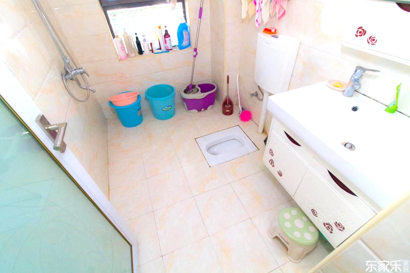 98平現(xiàn)代簡約風格衛(wèi)生間裝修效果圖